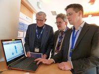 Prof. Dr. Hans-Jürgen Schlösser, Prof. Dr. Nils Goldschmidt und Dr. Michael Schuhen (v.l.) testen ei
Quelle: Universität Siegen (idw)