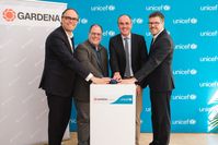 Drücken den blauen Knopf zum Start der Partnerschaft (von links): Dr. Jasper Bröker (Leiter Unternehmenspartnerschaften UNICEF Deutschland), Heribert Wettels (Director Public Relations Gardena), Christian Schneider (Geschäftsführer UNICEF Deutschland), Joachim Heppler (Director Global Product Management Gardena). Bild: "obs/UNICEF Deutschland/Stefano Chiolo"