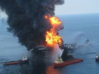 Ölbohrplattform "Deepwater Horizon" nach Explosion am 21. April 2010. Bild: US Coast Guard 