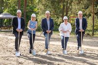 v.l.: Gunnar Dittmann, Vorstandsvorsitzender HEH AG; Jessica Beckmann, Geschäftsführerin HAM Kapitalverwaltungsgesellschaft mbH; Björn Langner, Bürgermeister Gemeinde Heidesee; Katja Steiger, Partnerin staehr+partner architekten mbB; Jaska H. Harm, Geschäftsführer Naturpark Heidesee GmbH  (2025) Bild: Naturpark Heidesee GmbH Fotograf: Marcel Jockschies