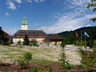 Schloss Elmau, Zufahrt und Eingangsseite von Osten