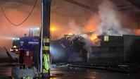 Brandgut wird Mithilfe des THW aus der Halle entfernt