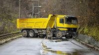 Ein NATO-Soldat, der im Rahmen der Friedensmission im Kosovo (KFOR) dient, inspiziert eine von ethnischen Serben errichtete Straßenbarrikade in der Nähe der Stadt Zubin Potok am 11. Dezember 2022.