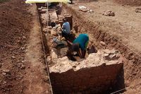 Nur einige Zentimeter unter der Erdoberfläche legten die Archäologen der Universität Jena die massiven Mauern einer römischen Villa frei. Bild: Dennis Graen/FSU