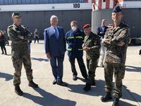 Der Nationale Territoriale Befehlshaber, Generalleutnant Martin Schelleis, und der Bayerische Innenminister Herrmann vor Ort Bild: Bundeswehr