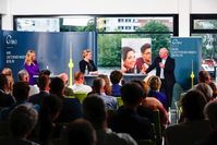 Franziska Giffey (Regierende Bürgermeisterin von Berlin, Bildmitte) und Markus Voigt (Präsident Verein Berliner Kaufleute und Industrieller, rechts) und Silke Beickert (rbb, links)  Bild: VBKI Fotograf: Markus Stegner