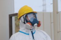 Fukushima: Mitarbeiter am Kraftwerks­eingang (13. April 2011)