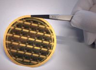 Wafer mit "Sandwich-Chips"
Quelle: Foto: FBH/P. Immerz (idw)