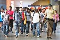 Einwanderer und Asylanten am Flughafen (Symbolbild)