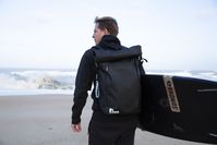 Big-Wave-Surfer Sebastian Steudtner mit dem PAKAMA Bag am Strand seiner Wahlheimat Nazaré, Portugal. "Jeder hat einen Grund, fit zu sein. Finde deinen!" Bild: "obs/PAKAMA athletics"