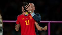Spaniens Verbandspräsident Luis Rubiales küsste Jennifer Hermoso während der Siegerehrung der Frauen-WM auf den Mund Bild: www.globallookpress.com / IMAGO/Noe Llamas / SPP