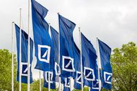 Fahnen der Deutschen Bank: Konzern will Millionen zurück. Bild: db.com