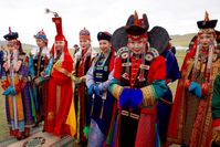 Frauen in klassischer mongolischer Traditionsbekleidung: Die neuen Fachkräfte für Deutschland? (Symbolbild)