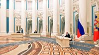 Der russische Präsident Wladimir Putin mit den Chefs der Volksrepubliken Donezk und Lugansk, Denis Puschilin und Leonid Passetschnik, bei der Unterzeichnung der Dekrete über die Anerkennung der DVR und LVR durch Russland, 21. Februar 2022
