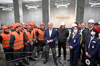 Darauf kann er stolz sein: Moskaus Oberbürgermeister Sergei Sobjanin mit den Bauarbeitern Bild: Moskauer Stadtverwaltung /RT