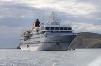 Die Hanseatic vor Anker bei New Island/Falklandinseln