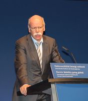 Dieter Zetsche auf dem Elektromobilitätsgipfel 2013 in Berlin