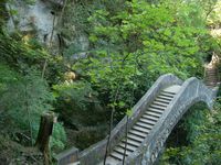 Fürstlicher Park Inzigkofen: Die „Teufelsbrücke“ über die „Höll“-Schlucht. Bild:   Geof - wikipedia.org