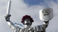 Die mit einem volkstümlichen Blumenkranz verzierte Statue Mutter Heimat in Kiew während der Feierlichkeiten am 8. Mai 2015. Es war das erste Mal, dass die Maidan-Regierung die offiziellen Feierlichkeiten zum Sieg über den Nazismus am 9. Mai umdeutete und auf den 8. Mai verlegte. Bild: www.globallookpress.com