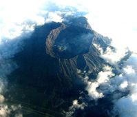 Gunung Raung. Luftaufnahme der Gipfelregion im September 2005