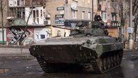 Ukrainischer Panzer mit seiner Besatzung Bild: Gettyimages.ru / Yevhen Titov