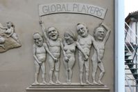 Relief “Ludwigs Erbe” von Peter Lenk, nahe dem Zollhaus und der Touristen Information, Hafenstraße 5, Ludwigshafen am Bodensee, Bodman-Ludwigshafen in Deutschland: Rechtshändiger Teil des Triptychons (dreiteiliges Altarbild), von Links nach Rechts: Hans Eichel, Gerhard Schröder, Angela Merkel, Edmund Stoiber und Guido Westerwelle