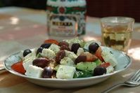 Griechischer Salat: gesunde Ernährung am Mittelmeer. Bild: pixelio.de/zerfe