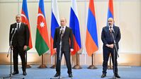 Aserbaidschans Präsident Ilcham Alijew, Russlands Präsident Wladimir Putin und Armeniens Ministerpräsident Nikol Paschinjan bei der gemeinsamen Erklärung nach dem Treffen in Sotschi am 26. November 2021