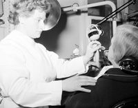 Zahnarzt um 1956: Zwischenzeitlich wurde der Zahnarztpraxis in Deutschland jedwede Wissenschaftlichkeit aberkannt.