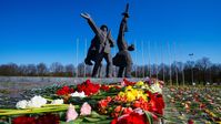 Archivbild vom 10.05.2021: Blumen am Befreierdenkmal in Riga Bild: Sputnik