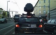 Google Street View Fahrzeug. Die Technik auf dem Dach ist abgedeckt. Bild: Zoidy