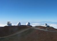 Die Kuppeln des Subaru-Teleskopes, der beiden Keck-Teleskope und des IRTF auf dem Mauna Kea