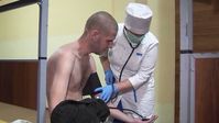 Archivbild: Der russische Soldat, der aus der ukrainischen Gefangenschaft zurückgekehrt ist, bei der medizinischen Behandlung Bild: Das russische Verteidigungsministerium / Sputnik