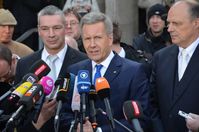 Nach dem Freispruch äußerte sich Bundespräsident a.D. Christian Wulff, hier vor dem Landgericht Hannover mit seinen Verteidigern Bernd Müssig (links) und Michael Nagel, erleichtert darüber, „dass sich ... das Recht durchgesetzt hat.“