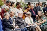 Mitglieder des Weltrats der Religionsführerinnen und Religionsführer von Religions for Peace unterhalten sich miteinander während der "Ring for Peace Ceremony" 2019 in Lindau am Bodensee.  Bild: Stiftung Friedensdialog der Welt Fotograf: Christian Flemming