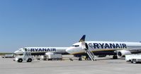 Zwei Boeing 737-800 der Ryanair auf dem Flughafen Frankfurt-Hahn