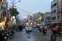 Die größte Einkaufsgegend: Cross Cut Road, von Coimbatore.