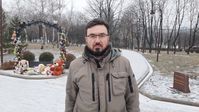 RT-Korrespondent Wladislaw Sankin (2022) an der symbolischen Allee der Engel in Donezk, gewidmet den getöteten Kindern des Donbass Bild: RT / Wladislaw Sankin