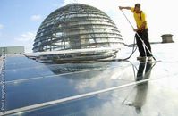 Reinigung der Photovoltaikanlage auf dem Dach des Reichstag mit 37 Kilowatt kwp Spitzenleistung. Bild: Paul Langrock/Zenit / Greenpeace