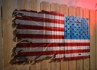 USA Flagge zerfetzt: Eine Kriegsnation in Schwierigkeiten (Symbolbild)