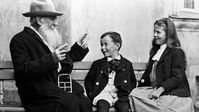 Der russische Schriftsteller Leo Tolstoi mit seinen Enkelkindern Bild: Sputnik