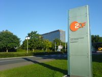 Die ZDF-Zentrale (Verwaltungsgebäude) in Mainz-Lerchenberg. Das Sendezentrum mit dem Fernsehgarten liegt verdeckt dahinter.