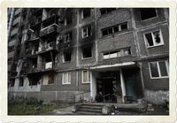 Ein beschädigtes Wohnhaus in Mariupol
