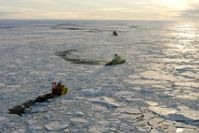 Die drei Eisbrecher der Arctic Coring Expedition 2004 im Packeis des Arktischen Ozeans. Bild: M. Jakobssohn, IODP