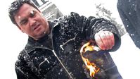 Symbolbild: Abgeordneter des Stadtrates von Sewastopol Konstantin Sarudnew verbrennt seinen ukrainischen Pass aus Protest gegen die Würdigung von Stepan Bandera als Held der Ukraine. Sewastopol, 24.01.2010