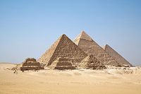 Die Pyramiden von Gizeh, von Süden gesehen; im Vordergrund die drei kleinen Königinnenpyramiden, dahinter die Pyramide des Mykerinos, in der Mitte die des Chephren und rechts die des Cheops („Große Pyramide“) Bild: Ricardo Liberato / de.wikipedia.org
