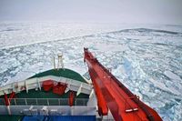 Das FS Polarstern bricht sich durch arktisches Meereis in der Framstraße.
Quelle: Foto: Sebastian Menze / Alfred-Wegener-Institut (idw)