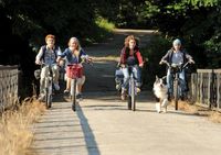 Die Fünf Freunde: Julian (Quirin Oettl), Anne (Neele Marie Nickel), George (Valeria Eisenbart), Dick (Justus Schlingensiepen) und Timmy, der Hund (v.l.n.r.).Bild: "obs/Constantin Film Verleih"