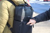 Symbolbild: Tachendieb greift in Rucksack Bild: Polizei