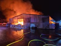 Die Lagerhalle eines Entsorgungsunternehmens in Vollbrand